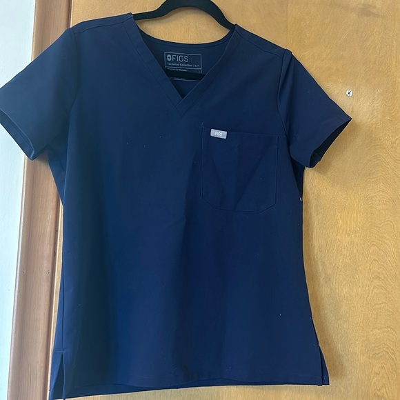 Figs scrub Catarina one-pocket scrub in navy. In good condition. - Picture 2 of 3